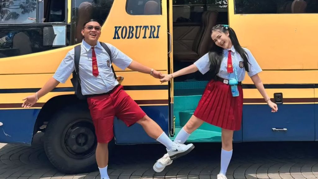 8 Gaya Unik Denny Caknan & Bella Bonita Tamasya Pakai Seragam Anak SD 8 Gaya Unik Denny Caknan & Bella Bonita Tamasya Pakai Seragam Anak SD