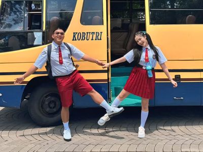 8 Gaya Unik Denny Caknan & Bella Bonita Tamasya Pakai Seragam Anak SD