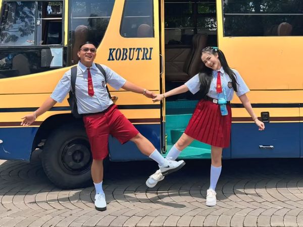 8 Gaya Unik Denny Caknan & Bella Bonita Tamasya Pakai Seragam Anak SD