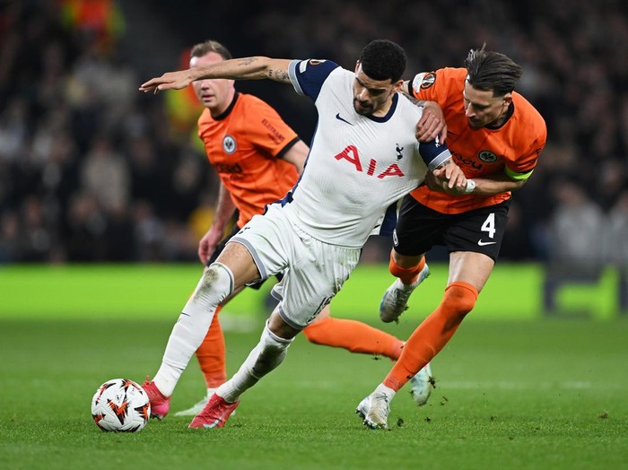 LONDON, ENGLAND - APRIL 10: Dominic Solanke of Tottenham Hotspur is challenged by Robin Koch of Eintracht Frankfurt during the UEFA Europa League 2024/25 Quarter Final First Leg match between Tottenham Hotspur and Eintracht Frankfurt at Tottenham Hotspur Stadium on April 10, 2025 in London, England. (Photo by Shaun Botterill/Getty Images)