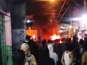 Video: Motor Polisi Dibakar Massa saat Penggerebekan Markas Narkoba di Medan