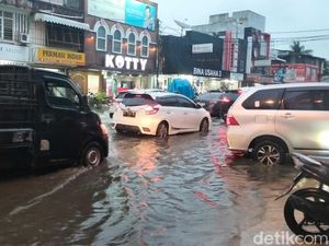 Diguyur Hujan Deras, Jalan di Pusat Kota Banda Aceh Tergenang Diguyur Hujan Deras, Jalan di Pusat Kota Banda Aceh Tergenang