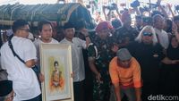 Haru Iringi Pemakaman Titiek Puspa