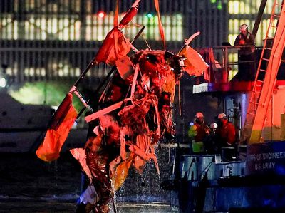 Helikopter Masuk Sungai di New York, Seluruh Penumpang Tewas