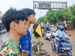 Jalan Malang-Surabaya Banjir Dampak Sungai di Purwosari Pasuruan Meluap