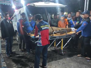 Tangis Keluarga Sambut Jenazah Santri yang Tewas di Pantai Balekambang Malang Tangis Keluarga Sambut Jenazah Santri yang Tewas di Pantai Balekambang Malang