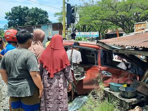 Video: Mobil Vs Kereta Bandara di Padang Pariaman, 3 Orang Luka Video: Mobil Vs Kereta Bandara di Padang Pariaman, 3 Orang Luka