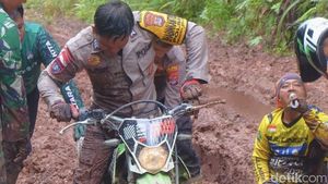 Potret Jalan di Krayan yang Penuh Rintangan dan Menguji Kesabaran