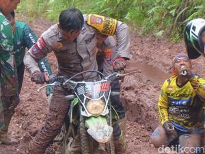 Potret Jalan di Krayan yang Penuh Rintangan dan Menguji Kesabaran