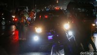 Lampu Jalan Mati, Mobil Nyangkut Separator di Bekasi