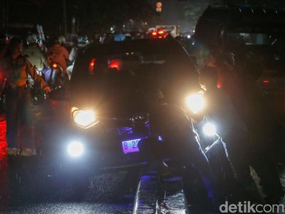 Lampu Jalan Mati, Mobil Nyangkut Separator di Bekasi