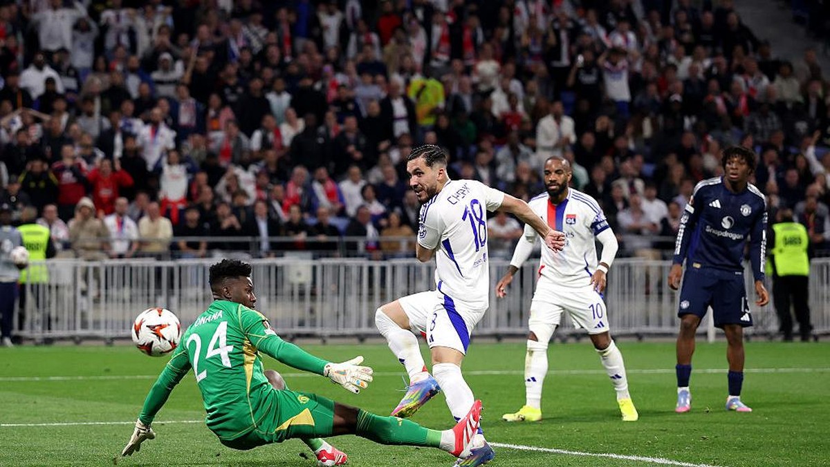 Gol Ryan Cherki di injury time bikin Lyon vs MU tuntas 2-2 (Getty Images/Michael Steele)
