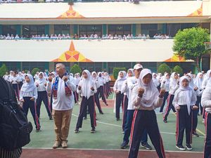 Keseruan Mendikdasmen Senam Anak Indonesia Hebat Bareng Siswa SMPN 41 Jakarta, Intip Yuk! Keseruan Mendikdasmen Senam Anak Indonesia Hebat Bareng Siswa SMPN 41 Jakarta, Intip Yuk!
