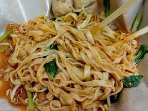 Mie Ayam Dibungkus Pakai Kertas Nasi Jadi Perdebatan, Kok Bisa? Mie Ayam Dibungkus Pakai Kertas Nasi Jadi Perdebatan, Kok Bisa?