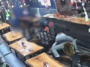 Pengunjung Protes Makanan Tak Enak dan Berakhir Siksa Pelayan Resto Pengunjung Protes Makanan Tak Enak dan Berakhir Siksa Pelayan Resto