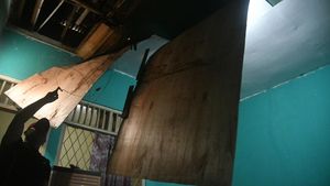 Plafon Kamar Warga Ambruk Usai Gempa di Bogor
