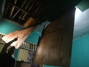 Plafon Kamar Warga Ambruk Usai Gempa di Bogor Plafon Kamar Warga Ambruk Usai Gempa di Bogor