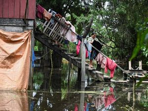Potret Perjuangan Warga Bolivia Hidup di Tengah Banjir Potret Perjuangan Warga Bolivia Hidup di Tengah Banjir