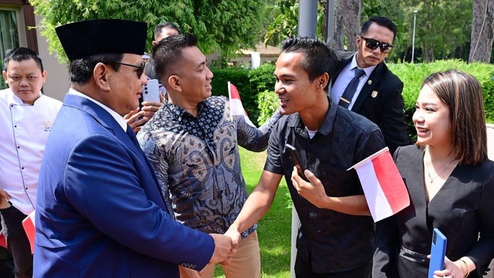 Presiden Prabowo Subianto tiba di Antalya, Turkiye, untuk menghadiri Antalya Diplomacy Forum. Kedatangan Prabowo pribadi disambut mahasiswa Indonesia. (Dok Biro Pers Istana).