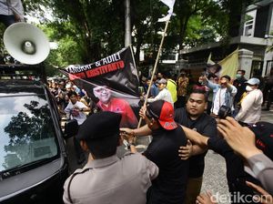 Video: Massa Pro-Kontra Hasto Ramaikan Depan PN Jakpus Jelang Sidang Duplik Video: Massa Pro-Kontra Hasto Ramaikan Depan PN Jakpus Jelang Sidang Duplik