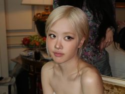 Lily Collins Fans BLACKPINK, Puji Rose Boss!