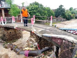 Banjir Jalan Raya Malang-Surabaya Akibat Sumbatan Sampah Batang Pohon