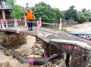 Banjir Jalan Raya Malang-Surabaya Akibat Sumbatan Sampah Batang Pohon Banjir Jalan Raya Malang-Surabaya Akibat Sumbatan Sampah Batang Pohon