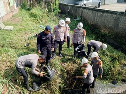 Aksi Brimob Polda Jabar Terjun ke Sungai Cikeruh Antisipasi Banjir