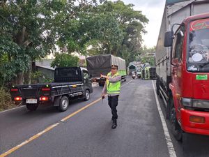 Truk Bermuatan Air Minum Kemasan Terguling di Jalan Denpasar-Gilimanuk