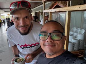Saykoji Rajin Nyeduh Kopi dan Makan Bareng Teman Pelari Saykoji Rajin Nyeduh Kopi dan Makan Bareng Teman Pelari