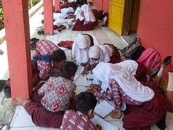 Siswa SD Cianjur Belajar di Teras gegara Ruang Kelas Ambruk