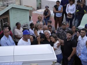 Suasana Duka Pemakaman Korban Runtuhnya Atap Kelab Malam di Dominika