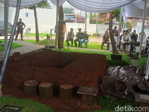 Suasana Jelang Pemakaman Titiek Puspa