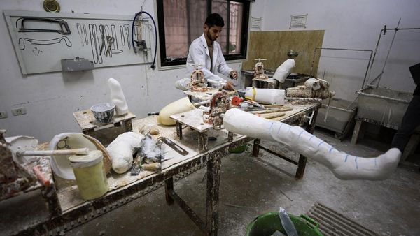 Tempat Ini Sediakan Kaki Palsu untuk Warga Gaza Korban Serangan Israel