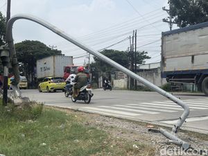 Awas Lur! Tiang Bangjo di Pertigaan Clangapan Rembang Ambruk Awas Lur! Tiang Bangjo di Pertigaan Clangapan Rembang Ambruk