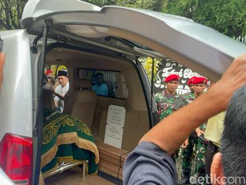 Potret Jenazah Titiek Puspa Jelang Disalatkan