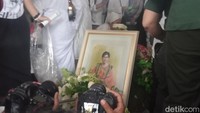 Mereka yang Hadiri Pemakaman Titiek Puspa