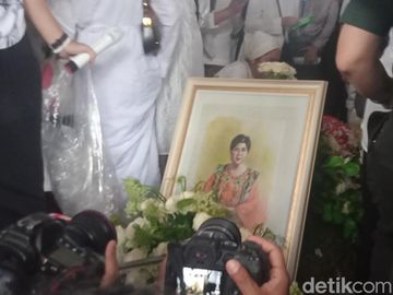 Mereka yang Hadiri Pemakaman Titiek Puspa