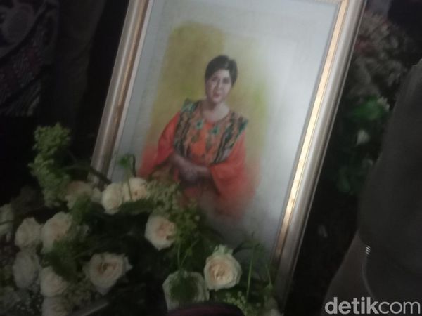 Potret Haru Prosesi Pemakaman Titiek Puspa
