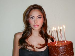 8 Foto Ultah ke-26 Valerie Thomas, Tampil Beda Dengan Riasan Jadul 8 Foto Ultah ke-26 Valerie Thomas, Tampil Beda Dengan Riasan Jadul