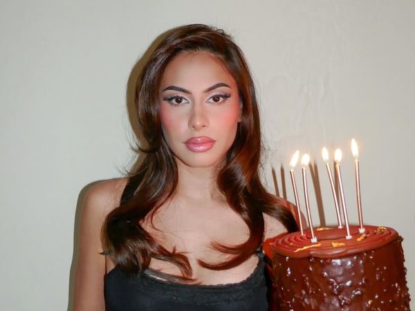 8 Foto Ultah ke-26 Valerie Thomas, Tampil Beda Dengan Riasan Jadul