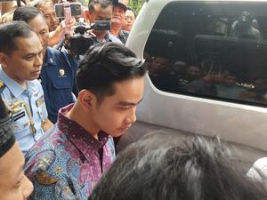 Gibran Ikut Antar Jenazah Titiek Puspa ke Ambulans