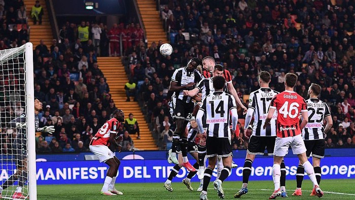 UDINE, ITALY - APRIL 11: Strahinja Pavlović of AC Milan scores his teams second goal during the Serie A match between Udinese and AC Milan at Stadio Friuli on April 11, 2025 in Udine, Italy. (Photo by Alessandro Sabattini/Getty Images)