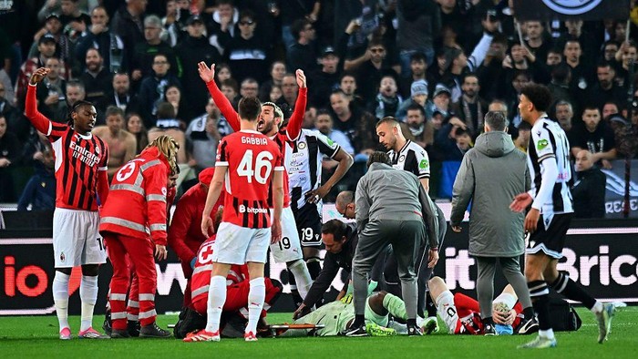 UDINE, ITALY - APRIL 11: Mike Maignan of AC Milan injured during the Serie A match between Udinese and AC Milan at Stadio Friuli on April 11, 2025 in Udine, Italy. (Photo by Alessandro Sabattini/Getty Images)