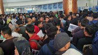 Ada Pemutihan Pajak Kendaraan, Warga Membludak di Samsat Kota Bekasi