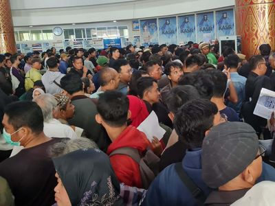 Ada Pemutihan Pajak Kendaraan, Warga Membludak di Samsat Kota Bekasi