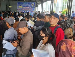 Pemutihan Pajak Kendaraan Diburu Warga, Petugas Samsat sampai Harus Nginap