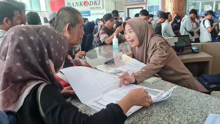 Ada Pemutihan Pajak Kendaraan, Warga Membludak di Samsat Kota Bekasi Program pemutihan pajak kendaraan di Jawa Barat dimanfaatkan warga Bekasi. Mereka mengunjungi Samsat Kota Bekasi hingga antreannya membludak.