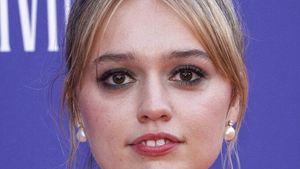 7 Selebriti dengan Senyum Imperfect yang Justru Bikin Terpesona