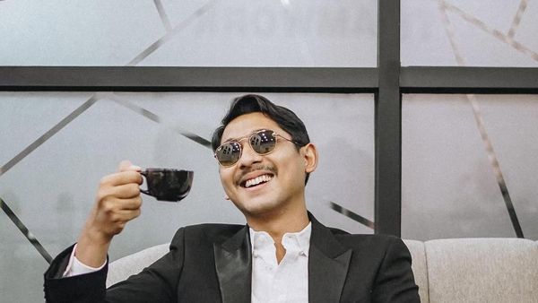 Arya Saloka, Pemeran Sayap-Sayap Patah 2 yang Doyan Ngopi